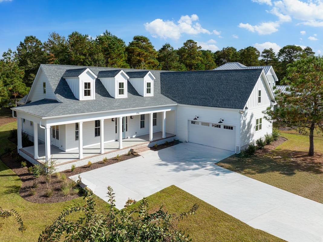 White house during midday